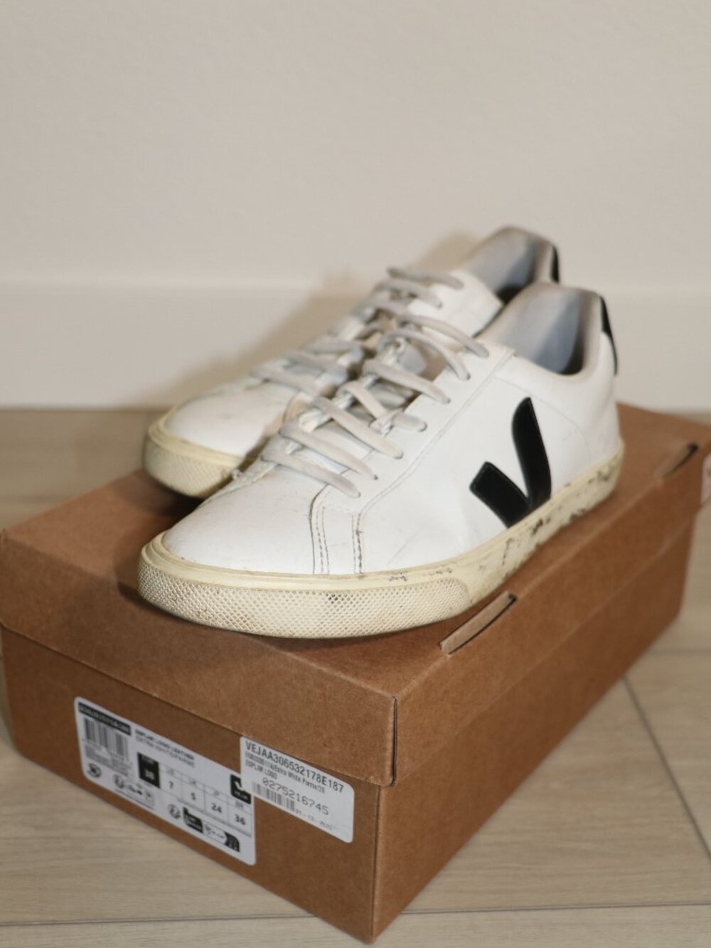 VEJA Esplar Logo Leather Sneaker- SIZE 7